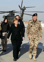 Erich Vad besuchte 2010 mit Angela Merkel die Bundeswehr in Afghanistan. Foto: Fabrizio Bensc/Reuters