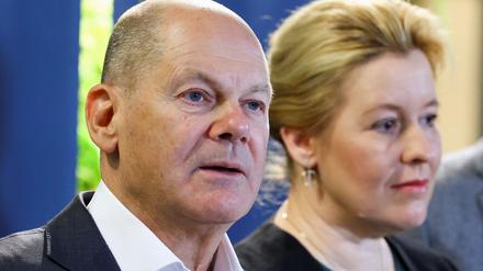 German Chancellor Olaf Scholz speaks to media next to Berlin's Mayor Franziska Giffey during their Bayer Stephan Boehme visit at a Bayer research facility in Berlin, Germany, February 6, 2023. REUTERS/Christian Mang
