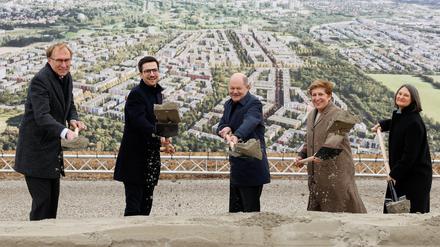 Schaufeln für Freiburg: Zusammen mit Oberbürgermeister Martin Horn, und Baden-Württembergs Bauministerin Nicole Razavi legt Kanzler Olaf Scholz den Grundstein für den neuen Stadtteil Dietenbach. 
