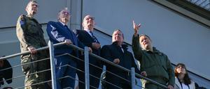 Blick vom Tower. Verteidigungsminister Boris Pistorius und die Ministerpräsidenten Reiner Haseloff und Dietmar Woidke lassen sich erklären, was am Fliegerhorst Holzdorf entstehen soll.
