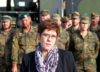 Besuch bei der Truppe. Verteidigungsministerin Annegret Kramp-Karrenbauer spricht am Mittwoch mit Bundeswehrsoldaten in Erfurt. Foto: Michael Dalder/Reuters