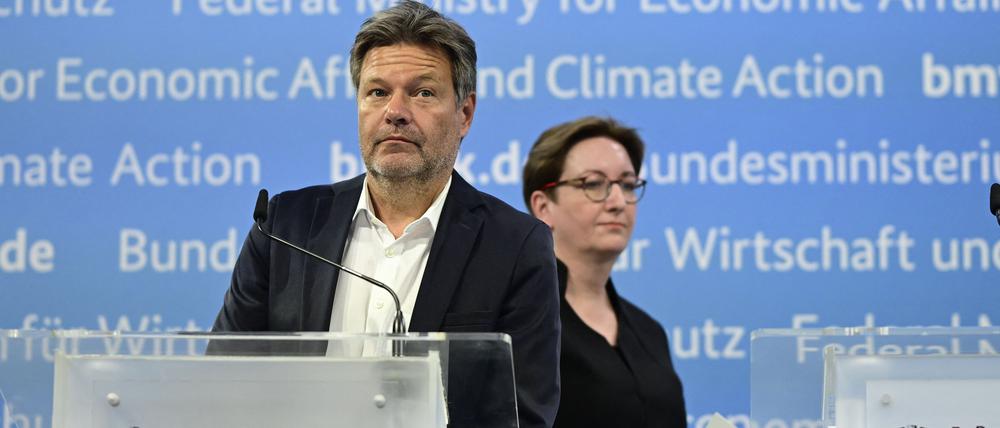 Kein Grund zum Lächeln: Klimaschutzminister Robert Habeck mit Bauministerin Klara Geywitz.
