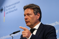 Wirtschaftsminister Robert Habeck deutet in Luxemburg Kompromissbereitschaft an. Foto: Christian Mang/REUTERS