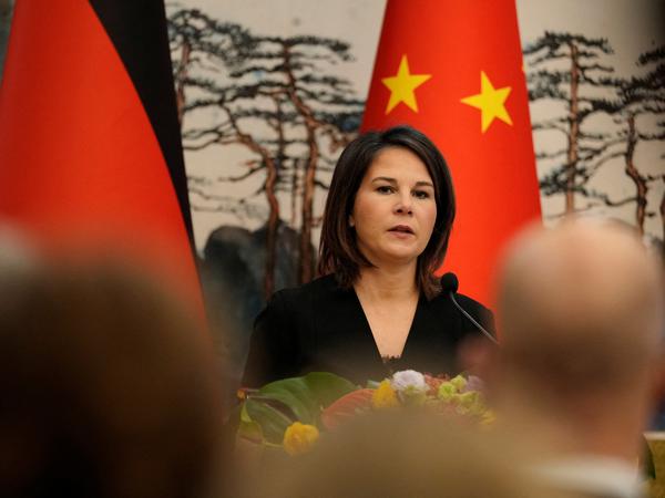 Außenministerin Annalena Baerbock vor der Presse in Peking.