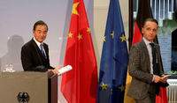 Wer folgt wem? Bundesaußenminister Heiko Maas und sein chinesischer Kollege Wang Yi nach einer konfrontativen Pressekonferenz in Berlin. Foto: Michael Sohn/REUTERS