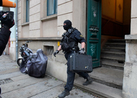 Ein Polizeiermittler bei den Durchsuchungen in Dresden Foto: Reuters/Matthias Rietschel
