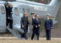 Bundeskanzlerin Angela Merkel (Mitte), Nordrhein-Westfalens Ministerpräsidentin Hannelore Kraft (links) und Frankreichs Staatspräsident Francois Hollande nach der Landung am Unglücksort. Foto: dpa