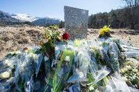 Gedenkstele. Nahe der Unglücksstelle haben Angehörige an einer Stele Blumen abgelegt. Auf der Stele steht "In Erinnerung an die Opfer des Flugzeugunglücks vom 24. März 2015" in den vier Sprachen Englisch, Deutsch, Spanisch und Französisch. Foto: dpa