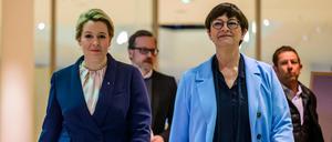 Sie marschieren Seit’ an Seit’, aber marschieren sie auch der Zukunft entgegen? Franziska Giffey, SPD-Spitzenkandidatin in Berlin, mit Parteichefin Saskia Esken am Montag nach der Wahl.