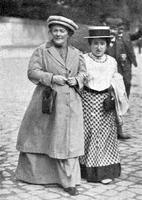 Clara Zetkin und Rosa Luxemburg bei einem Stadtspaziergang. Foto: picture alliance / CPA Media Co. Ltd