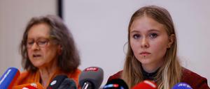 Aimee van Baalen (r.) and Marion Fabian geben eine Pressekonferenz der „Letzten Generation.“