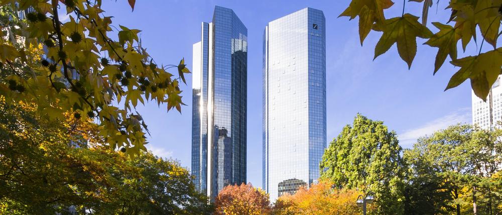 Türme der Deutschen Bank in Frankfurt am Main vor grüner Kulisse