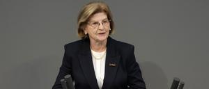 Die Holocaust-Überlebende Eva Szepesi spricht im Bundestag.