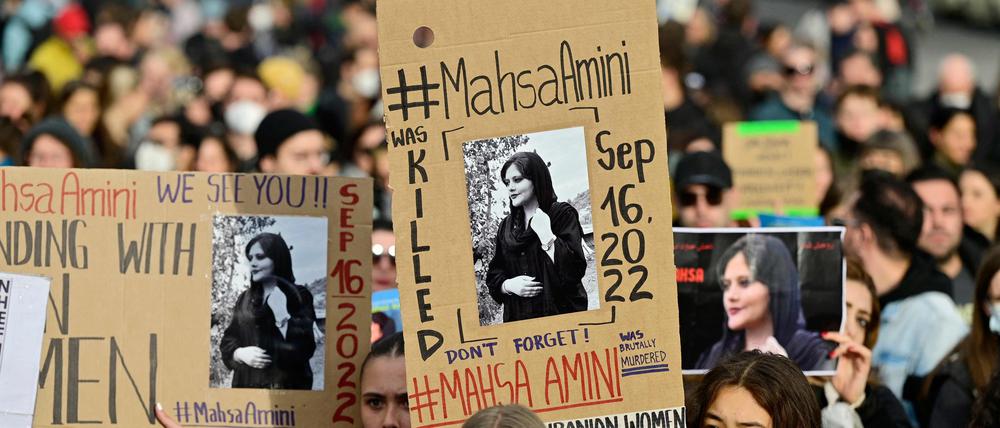 Eine Demonstration gegen den Tod der Iranerin Mahsa Amini und die iranische Regierung am 28. September in Berlin.