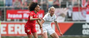 Amira Arfaoui (l.) gelang mit Bayer Leverkusen eine Überraschung gegen die Bayern mit Maximiliane Rall.