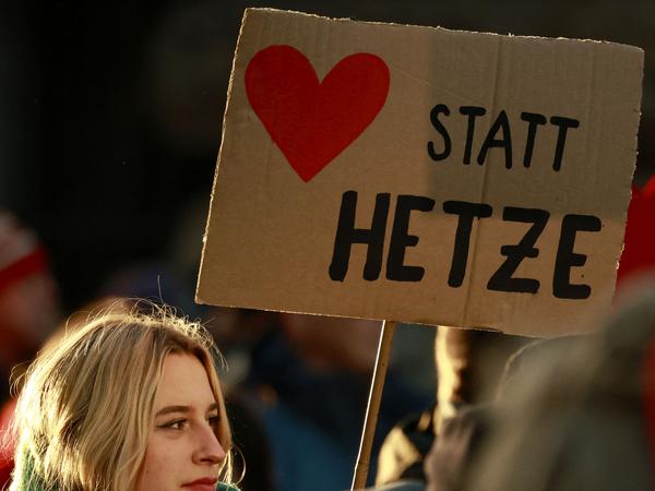 Eine Demonstrantin hält in Hamburg auf einer Demo gegen die AfD und rechts ein Plakat mit der Aufschrift „Herz statt Hetze“.