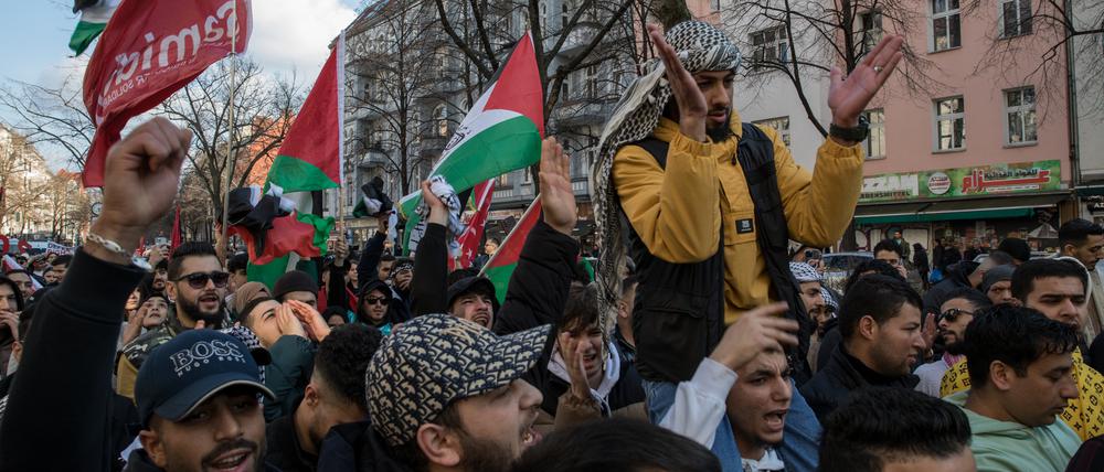 Demonstrierende in Neukölln mit Palästina-Fahnen am Ostersamstag.