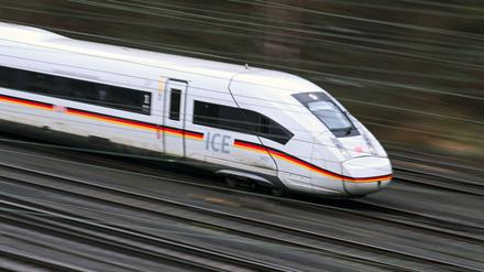 Ein Zug der Deutschen Bahn in Deutschlandfarben