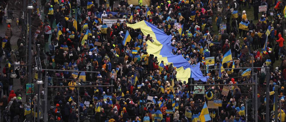 Overall view shows demonstrators waving flags of Ukraine attend a demonstration in support of Ukraine, on Karl-Marx-Allee in Berlin, on February 24, 2023, the first anniversary of Russia's invasion of Ukraine. (Photo by Odd ANDERSEN / AFP)