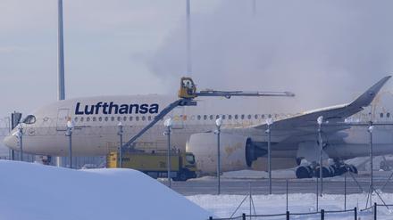 Der Münchner Flughafen kämpft mit Eis und Schnee. 
