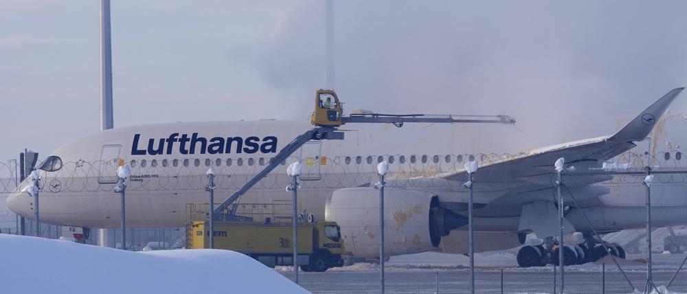 Der Münchner Flughafen kämpft mit Eis und Schnee. 