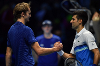 Alexander Zverev (l.) und Novak Djokovic Foto: Marco Bertorello/AFP