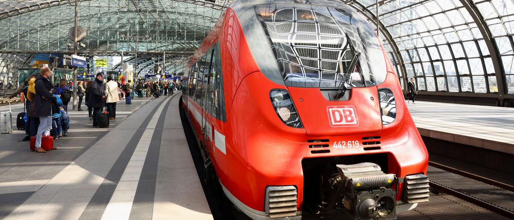 Menschen stehen auf einem Bahnsteig, nachdem die deutsche Lokführergewerkschaft GDL eine Einigung mit der Deutschen Bahn erzielt hat.