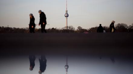 Spaziergänger auf dem Tempelhofer Feld, wegen seiner Weite auch „Freiheit“ genannt.