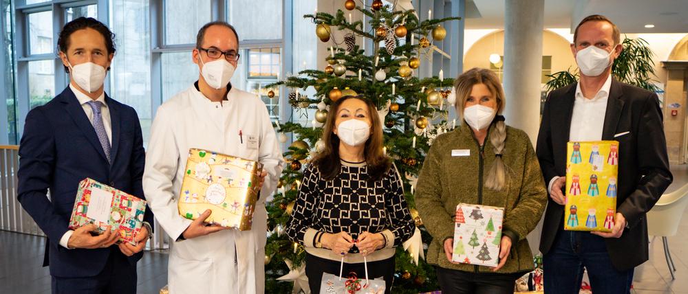 Im weihnachtlich geschmückten Westin Grand Hotel hat der Ambassadors Clubs Geschenke für kranke Kinder gesammelt. 