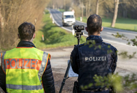 Geschwindigkeitskontrolle der bayerischen Polizei mit einer Laserpistole. Foto: Heiko Becker/HMB Media/dpa