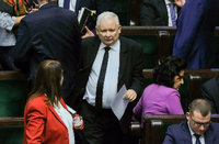 Jaroslaw Kaczynski (M), Vorsitzender der PiS-Partei, nimmt an einer Sitzung des polnischen Parlaments teil. Foto: dpa/Grzegorz Banaszak