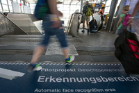 Ein Aufkleber «Pilotprojekt Gesichtserkennung, Erkennungsbereich» ist am Boden im Bahnhof Südkreuz in Berlin angebracht. Foto: dpa/ Jörg Carstense