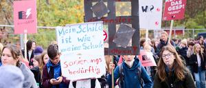 „Mein Schild ist wie meine Schule - sanierungsbedürftig“: Schüler des Gymnasiums am Europasportpark (GESP) während ihres Demonstrationszugs am Freitag.