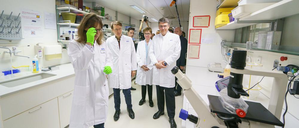 Der Bundesgesundheitsminister hat das Deutsche Krebsforschungszentrum (DKFZ) besucht und sich u. a. über Anwendungen der Künstlichen Intelligenz (KI) im Gesundheitswesen informiert. 