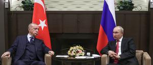 Wladimir Putin und Recep Tayyip Erdogan unterhalten sich im Jahre 2021.