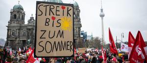 28.11.2023, Berlin: ·"Streik bis zum Sommer·" steht auf einem Schild. Die Gewerkschaft GEW rief alle Tarifbeschäftigten im öffentlichen Dienst der Länder zum 1. bundesweitem Bildungsstreiktag auf. Foto: Hannes P. Albert/dpa +++ dpa-Bildfunk +++