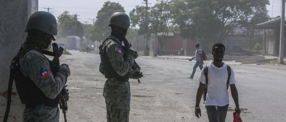 Soldaten patrouillieren auf der Straße in der Nähe des internationalen Flughafens in Port-au-Prince, Haiti. (Archivbild)