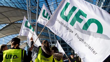 Flugbegleiter der Unabhängigen Flugbegleiter Organisation UFO haben sich bei einem Streik zu einer Kundgebung vor dem Terminal am Münchner Flughafen versammelt.
