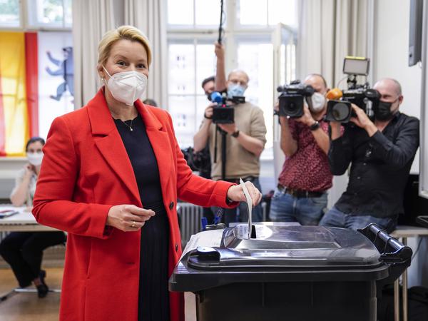 Franziska Giffey, Spitzenkandidatin der SPD Berlin, bei ihrer Stimmabgabe zur Abgeordnetenhauswahl 2021.