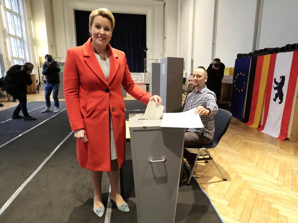 Franziska Giffey, Regierende Bürgermeisterin von Berlin, gibt in der Evangelischen Schule Friedrichshain ihre Stimme zur Wahl des Berliner Abgeordnetenhaus ab.