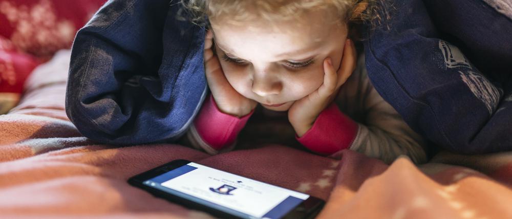 Kleinkind guckt Video auf dem Mobiltelefon, Handy, Mädchen