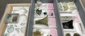Glasfunde aus der Grabung vom Molkenmarkt, die im Magazin des Museums für Vor- und Frühgeschichte konserviert und archiviert werden.