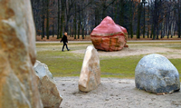 Stonehenge in Berlin: Dass da seit Jahren ein paar große bunte Steine im Tiergarten herumliegen, weiß man ja. Weniger bekannt dürfte sein, dass die Findlinge Teil einer Installation sind, die erst in diesen Tagen, nach rund zwölf Jahren Arbeit, fertiggestellt wurde.