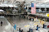 Wenig los: Am internationalen Abflugterminal am John F. Kennedy Flughafen sind nur wenige Reisende unterwegs. Foto: AFP/Spencer Platt