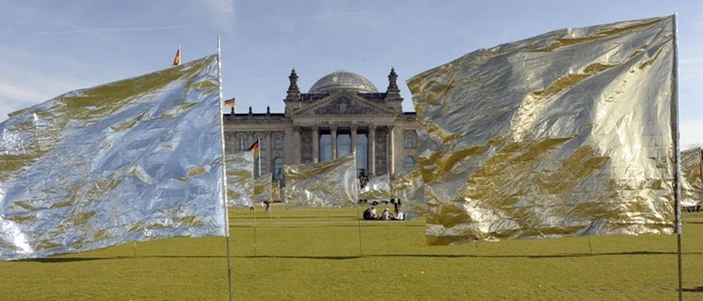 Goldfahnen vor dem Reichstag