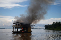 Eines der mehr als 60 Baggerschiffe, die von brasilianischen Behörden in Brand gesetzt wurden. Foto: Edmar Barros/AP/dpa