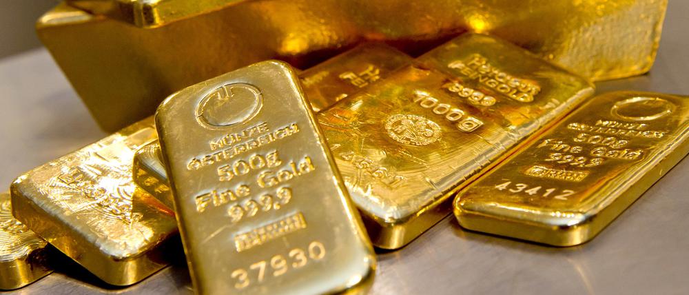 Goldbarren in unterschiedlicher Größe bei einem Goldhändler in einem Tresor. 
