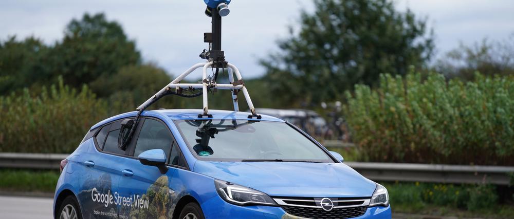 Ein Fahrzeug von Google Street View, bestückt mit Kameras, fährt auf der Autobahn A1 in Richtung Süden. 