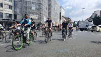 Die Rider des Lieferdienstes wollen mit einer Fahrraddemo für bessere Arbeitsbedingungen kämpfen - mit dabei: die Kreuzberger Bundestagsabgeordnete Cansel Kiziltepe (SPD). Foto: Christoph Kluge