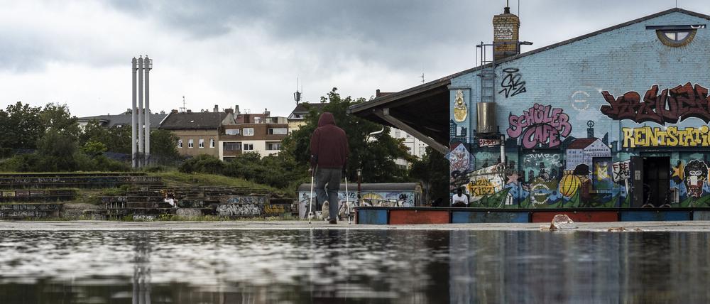 Wolken spiegeln sich im Görlitzer Park in einer Regenpfütze. Die Grünanlage in Kreuzberg sorgt immer wieder für Diskussionen. Erst jüngst fad dort eine Gruppenvergewaltigung statt. Auch die Drogenproblematik beschäftigt die Politik.